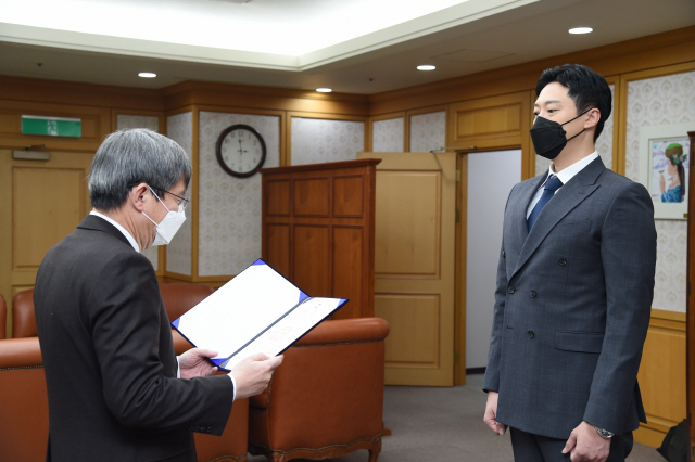 12일 경기 고양시 사법연수원에서 열린 사법연수원 제50기 수료식에서 ‘나홀로 연수생’ 조우상씨가 수료증을 받고 있다./사진제공=사법연수원