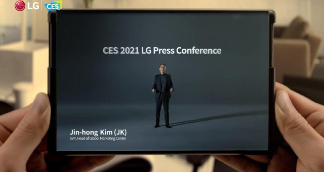 LG전자가 11일(현지시간) 개막한 정보기술(IT)·가전 박람회 ‘CES(소비자가전전시회) 2021’에서 공개한 롤러블(둘둘 말아 접는 형태) 스마트폰의 펼쳐진 모습./사진제공=LG CES 행사 영상 갈무리