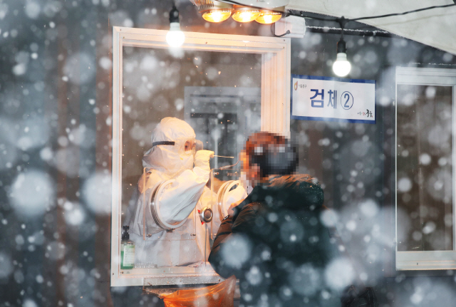 지난 12일 서울역 광장에 마련된 코로나19 임시 선별검사소에서 시민들이 검사를 받고 있다./연합뉴스