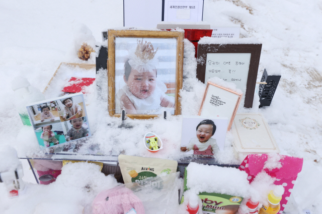 13일 경기도 양평군 하이패밀리 안데르센 공원묘원에 양부모의 학대로 생후 16개월 만에 숨진 정인양을 추모하며 시민들이 두고 간 선물과 메시지 등이 놓여 있다. 서울남부지법 형사13부는 이날 아동학대범죄의처벌등에관한특례법 위반(아동학대치사) 등 혐의로 구속기소된 양모 장모씨의 첫 공판을 연다. /연합뉴스