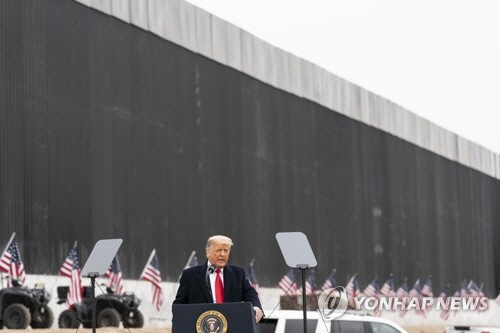 도널드 트럼프 미국 대통령이 12일(현지시간) 텍사스주 알라모의 미국-멕시코 국경장벽 부근에서 연설하고 있다./AP연합뉴스