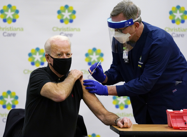 조 바이든 미국 대통령 당선인이 11일(현지시간) 델러웨어주의 뉴어크에서 두번째 코로나19 백신을 맞고 있다. /AP연합뉴스