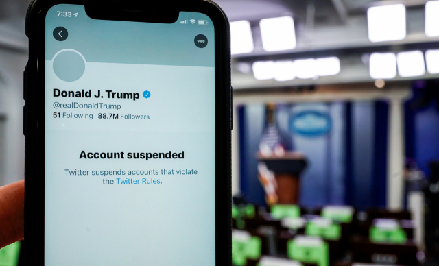 도널드 트럼프 미국 대통령의 트위터 계정이 8일(현지시간) 정지된 상태를 보여주는 스마트폰의 화면 캡처. 트위터는 이날 