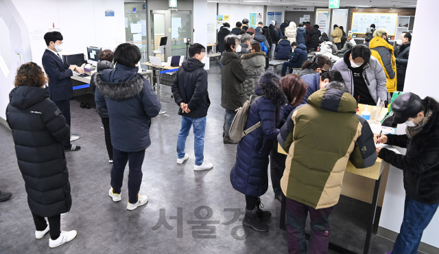 코로나19 사태로 지난해 취업자가 1년 전보다 22만 명 가까이 줄어 1998년 외환위기(IMF) 이후 가장 큰 폭으로 감소하고, 실업자가 19년 만에 최고치인 111만 명에 육박하는 등 고용시장이 꽁꽁 얼어붙었다. 통계청이 '2020년 연간 고용동향'을 발표한 13일 오전 서울 마포구 서울서부고용센터를 찾은 실업급여 수급 대상자들이 줄지어 실업급여 설명회장에 입장하고 있다./오승현기자 2021.01.13