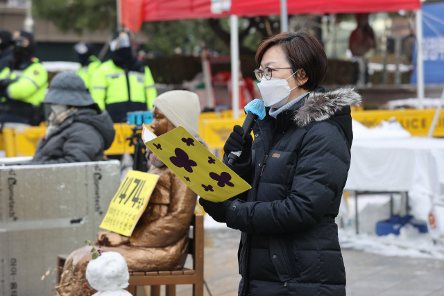 이나영 정의기억연대 이사장이 13일 오후 서울 종로구 옛 일본대사관 앞에서 열린 제1474차 일본군성노예제 문제해결을 위한 수요시위에서 발언하고 있다./연합뉴스