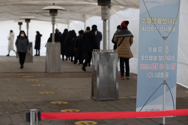 12일 오후 양천구의회 주차장 임시선별검사소를 찾은 시민들이 검사를 위해 줄을 서 있다./연합뉴스