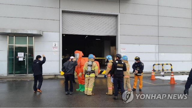 13일 오후 LG디스플레이 파주 공장에 출동한 파주소방서 관계자들/연합뉴스