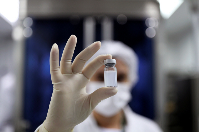 지난 12일 브라질 상파울루에서 의료진이 ‘코로나백’ 백신을 들어보이고 있다. /로이터연합뉴스
