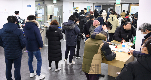 코로나19 사태로 지난해 취업자가 1년 전보다 22만 명 가까이 줄어 1998년 외환위기(IMF) 이후 가장 큰 폭으로 감소하고, 실업자가 19년 만에 최고치인 111만 명에 육박하는 등 고용시장이 꽁꽁 얼어붙었다. 통계청이 '2020년 연간 고용동향'을 발표한 13일 오전 서울 마포구 서울서부고용센터를 찾은 실업급여 수급 대상자들이 줄지어 실업급여 설명회장에 입장하고 있다./오승현기자 2021.01.13