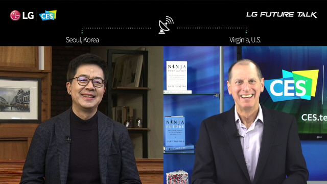 박일평(왼쪽) LG전자 사장이 세계 최대 전자·정보기술(IT) 전시회 ‘CES 2021’에서  ‘함께 만드는 혁신’을 주제로 열린 ‘LG 미래기술대담’에서 미국소비자기술협회(CTA) 게리 셔피로 최고경영자(CEO)와 대화를 나누고 있다. /사진 제공=LG전자