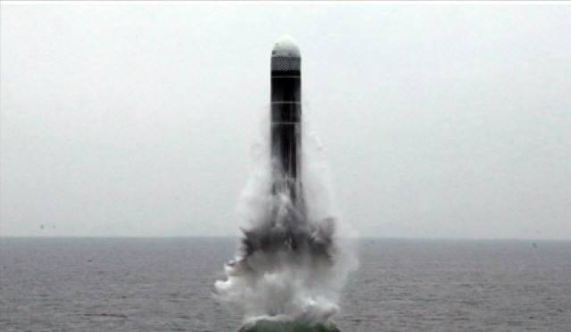 지난해 10월 북한이 SLBM ‘북극성-3형’을 시험 발사하고 있다.    /연합뉴스