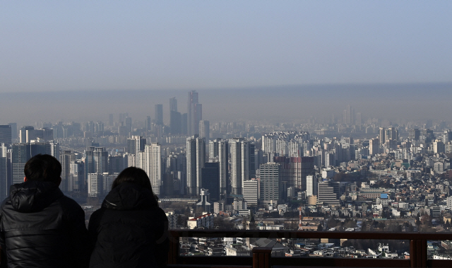 인천·경남·제주를 제외한 전국 대부분 지역의 미세먼지 농도가 '나쁨' 수준을 보이고 고비사막과 내몽골에서 발원한 황사가 한반도에 유입된 14일 오전 서울 중구 남산에서 바라본 여의도 상공에 먼지 띠가 형성돼 있다./오승현기자 2021.01.14