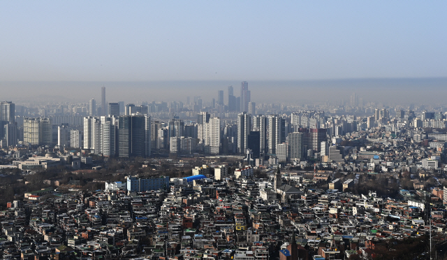 인천·경남·제주를 제외한 전국 대부분 지역의 미세먼지 농도가 '나쁨' 수준을 보이고 고비사막과 내몽골에서 발원한 황사가 한반도에 유입된 14일 오전 서울 중구 남산에서 바라본 여의도 상공에 먼지 띠가 형성돼 있다./오승현기자 2021.01.14