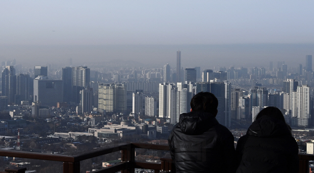 인천·경남·제주를 제외한 전국 대부분 지역의 미세먼지 농도가 '나쁨' 수준을 보이고 고비사막과 내몽골에서 발원한 황사가 한반도에 유입된 14일 오전 서울 중구 남산에서 바라본 여의도 상공에 먼지 띠가 형성돼 있다./오승현기자 2021.01.14