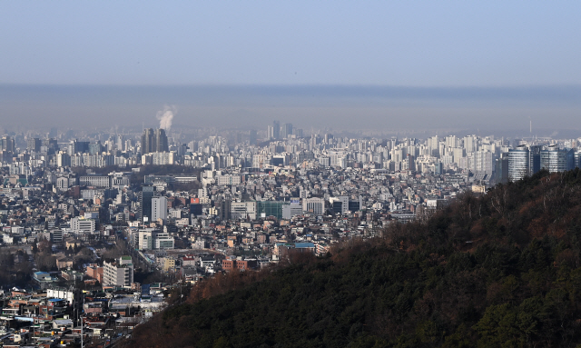 인천·경남·제주를 제외한 전국 대부분 지역의 미세먼지 농도가 '나쁨' 수준을 보이고 고비사막과 내몽골에서 발원한 황사가 한반도에 유입된 14일 오전 서울 중구 남산에서 바라본 여의도 상공에 먼지 띠가 형성돼 있다./오승현기자 2021.01.14