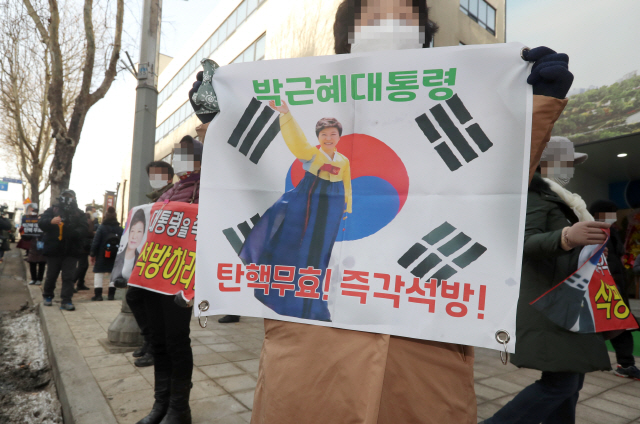 박근혜 전 대통령의 재상고심 선고 공판이 열리는 14일 오전 서울 서초구 대법원 앞에서 지지자들이 석방을 촉구하고 있다./연합뉴스