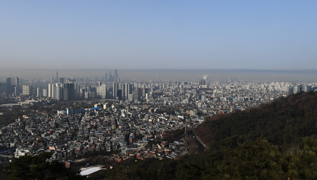 인천·경남·제주를 제외한 전국 대부분 지역의 미세먼지 농도가 '나쁨' 수준을 보이고 고비사막과 내몽골에서 발원한 황사가 한반도에 유입된 14일 오전 서울 중구 남산에서 바라본 여의도 상공에 먼지 띠가 형성돼 있다./오승현기자 2021.01.14