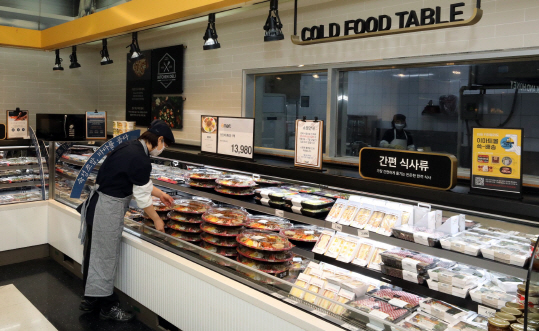서울 이마트 성수점 델리 매장에서 직원이 상품을 진열하고 있다. /사진제공=이마트