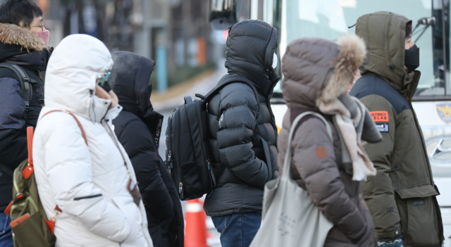 지난 8일 오전 서울 광화문 네거리에서 직장인들이 두꺼운 방한복을 입고 출근하고 있다./연합뉴스