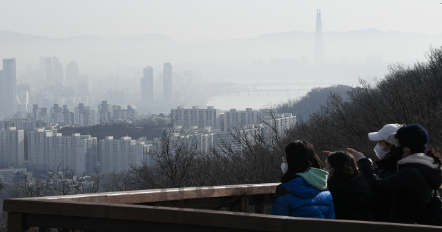 인천·경남·제주를 제외한 전국 대부분 지역의 미세먼지 농도가 '나쁨' 수준을 보이고 고비사막과 내몽골에서 발원한 황사가 한반도에 유입된 14일 오전 서울 중구 남산에서 바라본 송파구 일대가 짙은 안개에 갇혀 있다./오승현기자 2021.01.14