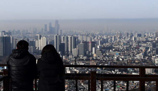 인천·경남·제주를 제외한 전국 대부분 지역의 미세먼지 농도가 '나쁨' 수준을 보이고 고비사막과 내몽골에서 발원한 황사가 한반도에 유입된 14일 오전 서울 중구 남산에서 바라본 여의도 상공에 먼지 띠가 형성돼 있다./오승현기자 2021.01.14