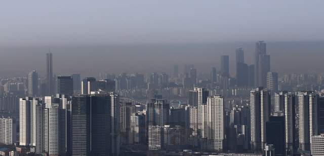 인천·경남·제주를 제외한 전국 대부분 지역의 미세먼지 농도가 '나쁨' 수준을 보이고 고비사막과 내몽골에서 발원한 황사가 한반도에 유입된 14일 오전 서울 중구 남산에서 바라본 여의도 상공에 먼지 띠가 형성돼 있다./오승현기자 2021.01.14