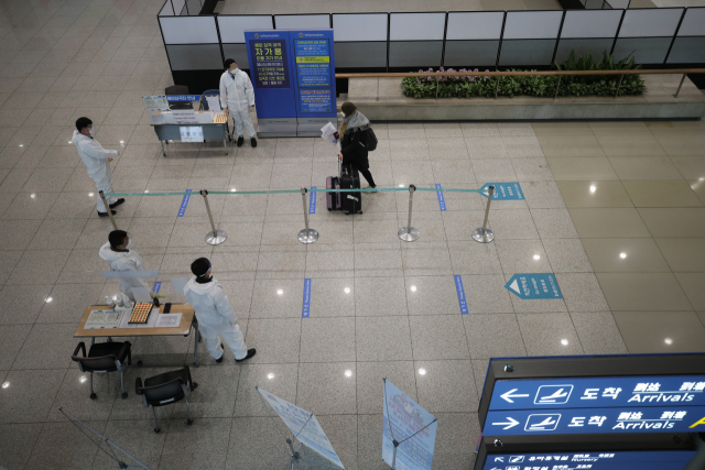 지난 10일 인천국제공항 제1여객터미널 입국장에서 관계자들이 해외 입국자 등의 동선을 안내하고 있다./연합뉴스