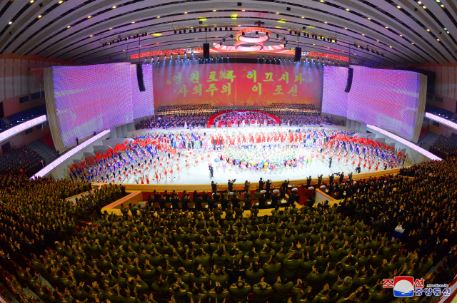 지난 13일 북한 평양체육관에서 제8차 당대회를 경축하는 공연 ‘당을 노래하노라’를 진행했다고 14일 오전 조선중앙통신이 보도했다. /연합뉴스
