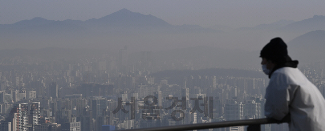 인천·경남·제주를 제외한 전국 대부분 지역의 미세먼지 농도가 '나쁨' 수준을 보이고 고비사막과 내몽골에서 발원한 황사가 한반도에 유입된 14일 오전 서울 중구 남산에서 바라본 도심이 짙은 안개에 갇혀 있다./오승현기자 2021.01.14