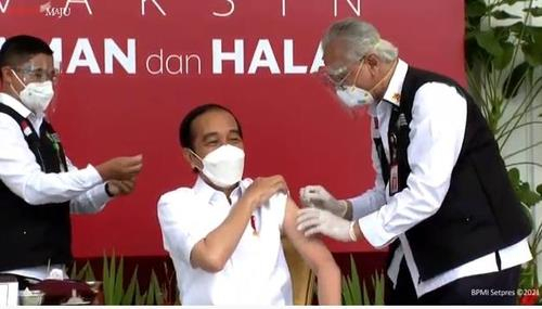 인도네시아 조코위 대통령 中시노백 백신 접종 생중계[인도네시아 대통령궁 유튜브 캡처]