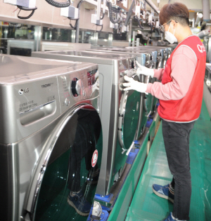 LG전자 경남 창원사업장에서 작업자가 트롬 세탁기 생산라인을 꼼꼼히 살펴보고 있다./사진제공=LG전자