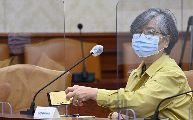 정은경 질병관리청장이 15일 오전 서울 종로구 정부서울청사에서 코로나19 대응 중앙재난안전대책본부(중대본) 회의에 참석하고 있다. 정부는 오는 16일 중대본 회의를 열어 사회적 거리두기와 5인 이상 사적모임 금지 등 방역조치 조정안을 확정해 발표할 예정이다./오승현기자 2021.01.15