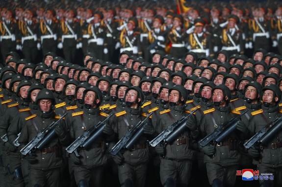 [속보] 북한, 어제 저녁 열병식 개최···신형 추정 SLBM 공개