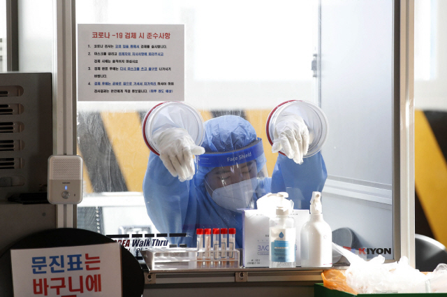 지난 14일 광주 북구 선별진료소에서 의료진이 잠시 휴식을 취하고 있다./연합뉴스