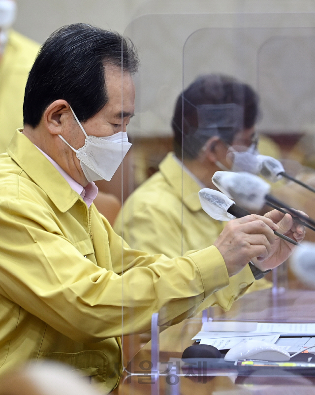 정세균 국무총리가 15일 오전 서울 종로구 정부서울청사에서 코로나19 대응 중앙재난안전대책본부(중대본) 회의를 주재하고 있다. 정부는 오는 16일 중대본 회의를 열어 사회적 거리두기와 5인 이상 사적모임 금지 등 방역조치 조정안을 확정해 발표할 예정이다./오승현기자 2021.01.15