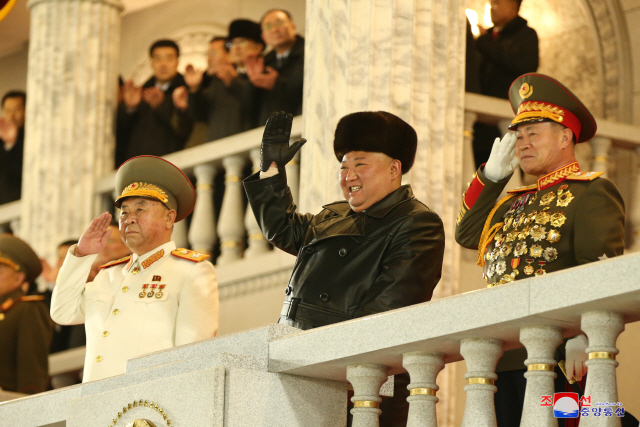 김정은, 신형 SLBM 공개…핵무장력 과시