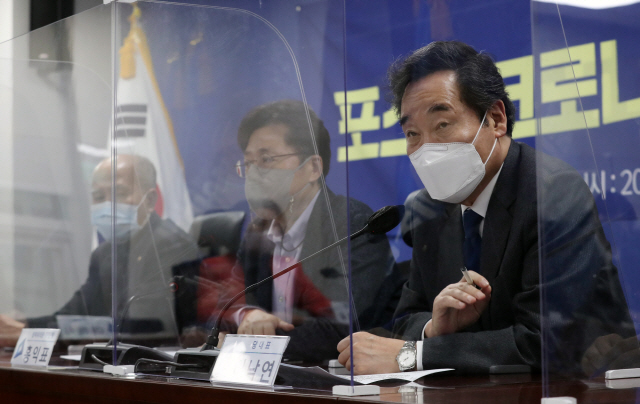 이낙연(오른쪽) 더불어민주당 대표가 15일 오후 서울 여의도 국회 의원회관에서 열린 포스트 코로나 불평등 해소 TF 1차 회의에서 모두발언을 하고 있다.  /권욱기자
