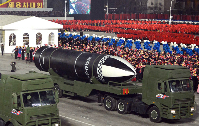 14일 북한 평양 김일성광장에서 열린 열병식에서 ‘북극성-5ㅅ’으로 보이는 문구가 적힌 신형 잠수함발사탄도미사일(SLBM)이 등장하고 있다.  /연합뉴스