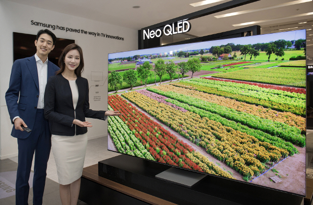삼성전자 모델이 수원 삼성 디지털시티에서 2021년 신제품 Neo QLED TV를 소개하고 있다.   /사진제공=삼성전자