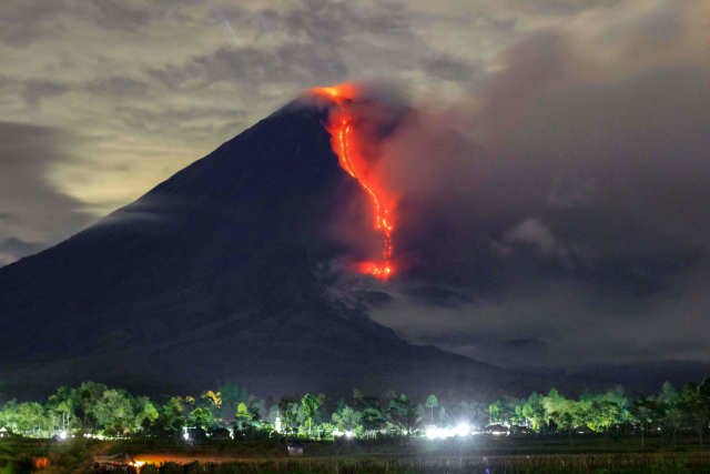 인도네시아 지진 이어 화산 분화까지…'불의 고리' 심상치 않다