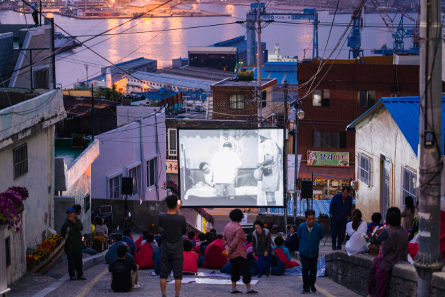 도시재생 스타트업 RTBP 얼라이언스가 영도 봉래동 산복도로에서 연 마을 영화제에 마을 주민들이 찭아 영화를 보고 있다. /사진제공=RTBP 얼라이언스