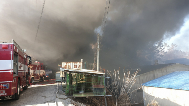 17일 오후 울산 북구에 위치한 경운기 부품 제조업체에서 불이 나 검은 연기가 인근을 뒤덮고 있다. /사진제공=울산소방본부