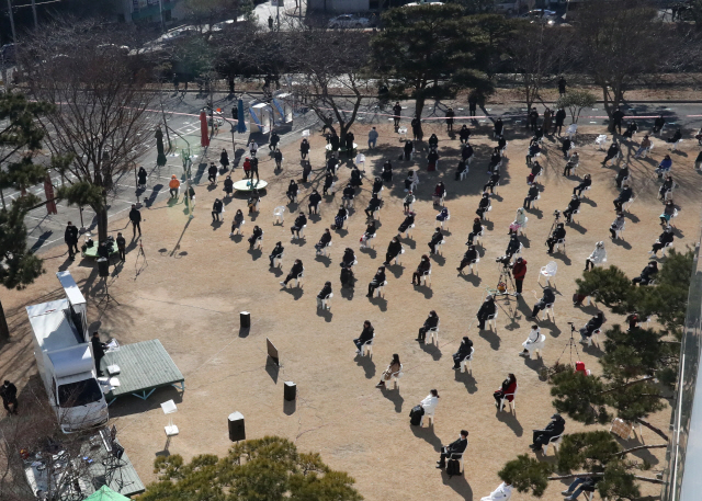 “예배당 대신 교회 잔디밭에서”      (부산=연합뉴스) 박성제 기자 = 대면예배 강행으로 폐쇄 명령이 내려진 17일 오전 부산 강서구 세계로 교회 잔디밭 앞에서 신도 200여명이 예배를 하고 있다. 최근 법원은 이 교회의 폐쇄명령 집행정지 가처분 신청을 기각했다. 2021.1.17      psj19@yna.co.kr  (끝)      <저작권자(c) 연합뉴스, 무단 전재-재배포 금지>