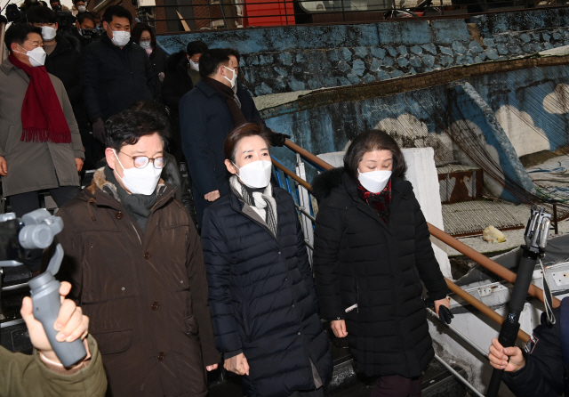 국민의힘 서울시장  경선후보 등록을 마친 나경원(앞줄 가운데) 전 의원이 18일 오전 서울 용산구 서계동 도시재생사업 현장을 둘러보며 주민들과 의견을 나누고  있다./국회사진기자단 2021.01.18