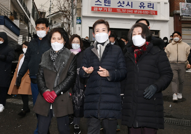 국민의힘 서울시장  경선후보 등록을 마친 나경원(앞줄 가운데) 전 의원이 18일 오전 서울 용산구 서계동 도시재생사업 현장을 둘러보며 주민들과 의견을 나누고  있다./국회사진기자단 2021.01.18