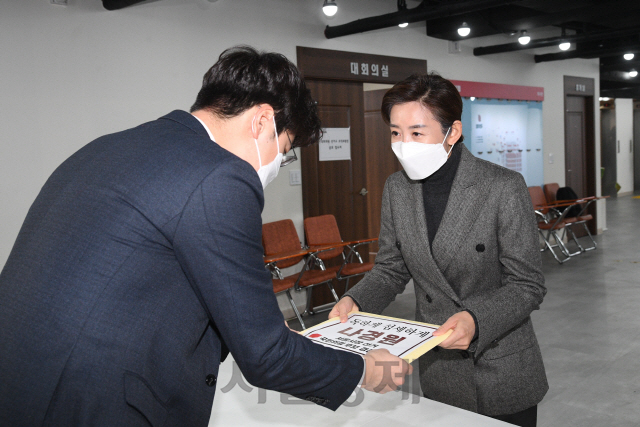 나경원 국민의힘 전 의원이 18일 오전 서울 여의도 국민의힘 당사를 방문해 서울시장 보궐선거 후보자 등록을 하고 있다./권욱기자 2021.01.18