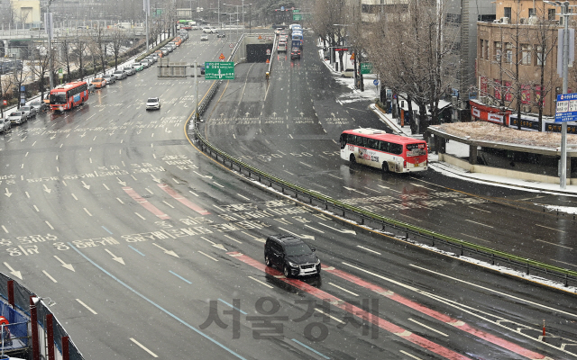 18일 오전 서울 도심 도로의 소통이 원활한 모습을 보이고 있다. 이날 출근 시간대에 폭설이 내릴 것으로 예보됐었으나, 눈이 내리지 않아 우려했던 출근길 교통대란은 발생하지 않았다./오승현기자 2021.01.18