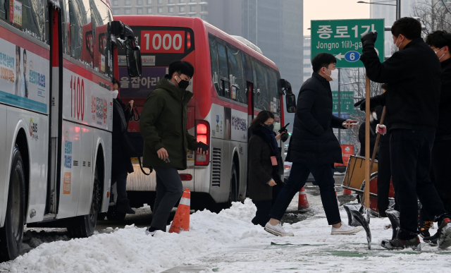 사진은 폭설 이튿날인 지난 13일 서울 광화문사거리의 출근 풍경. /성형주기자