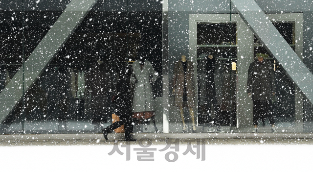 18일 오전 서울 도심에 많은 눈이 내리고 있다. 이날 출근 시간대에 폭설이 내릴 것으로 예보됐었으나, 눈이 내리지 않아 우려했던 출근길 교통대란은 발생하지 않았다./오승현기자 2021.01.18