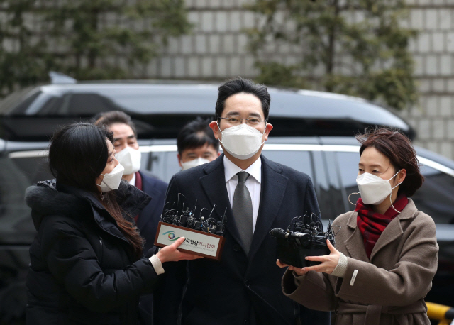 이재용 삼성전자 부회장이 18일 오후 서울 서초구 서울고등법원에서 열린 국정농단 사건 파기환송심 선고 공판에 출석하고 있다.